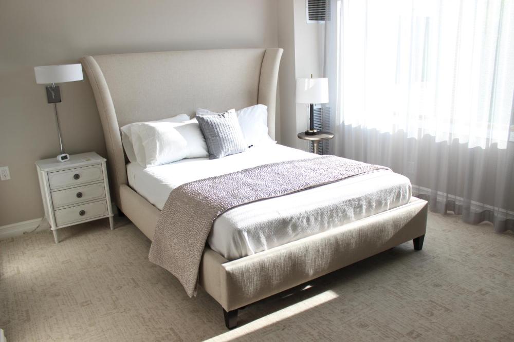Deluxe Queen Room interior